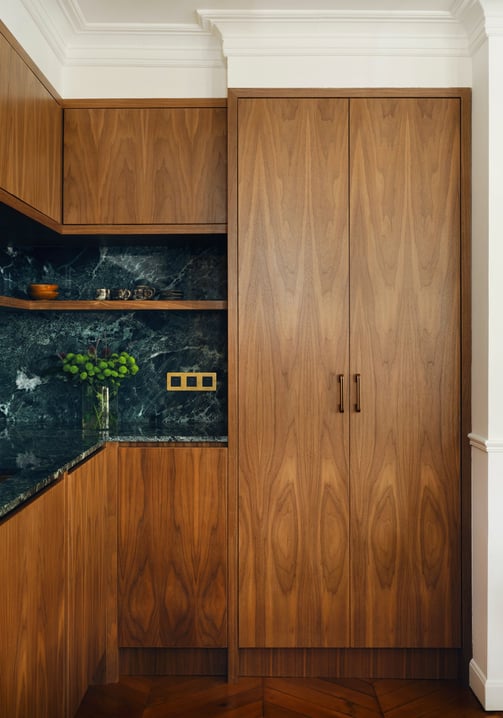 Cuisine sur mesure avec moulures, marbre et bois massif dans un appartement haussmannien à Paris
