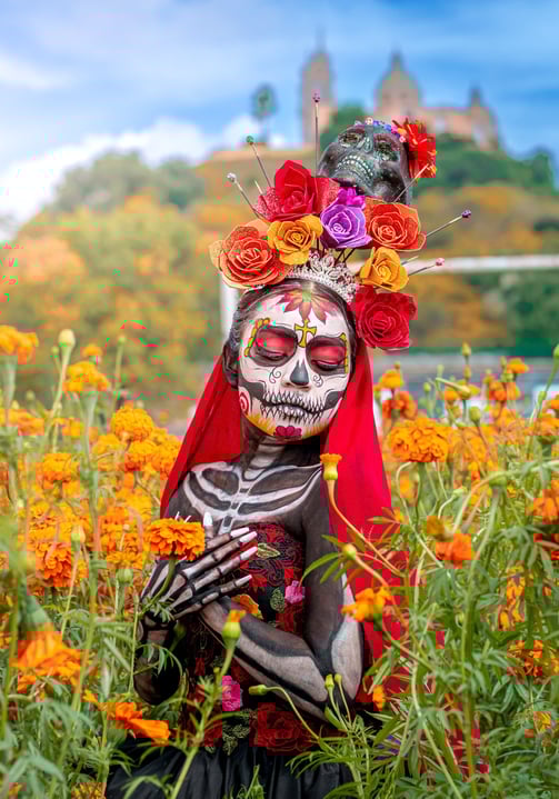 Roupas vibrantes e coloridas no Dia dos Mortos, uma celebração mexicana.