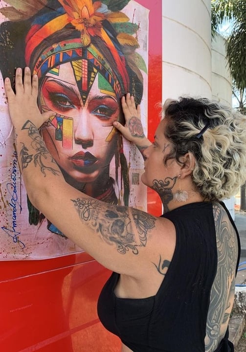Amanda Amorim colando suas obras no Centro Cultural Valdo Varjão.