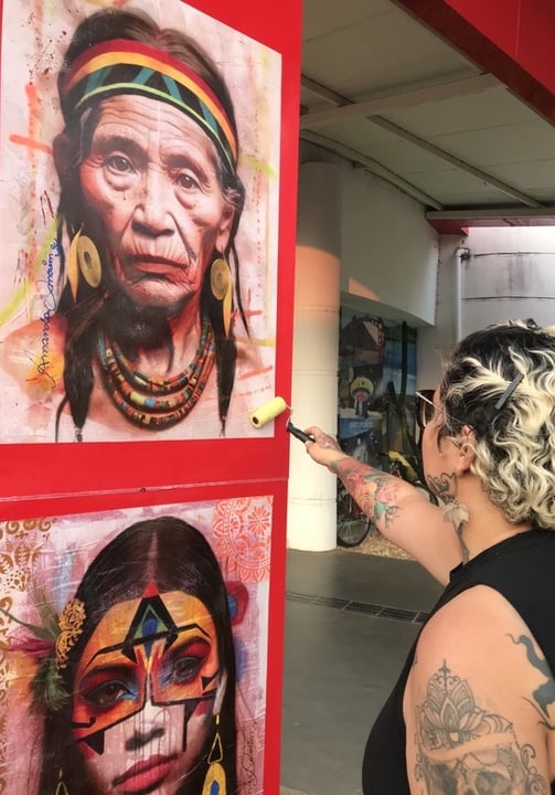 Amanda Amorim, criando uma intervenção em Barra do Garças, Mato Grosso.