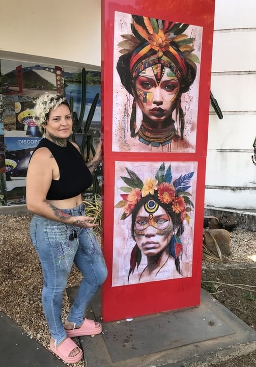 Amanda Amorim e suas pinturas na entrada do Centro Cultural