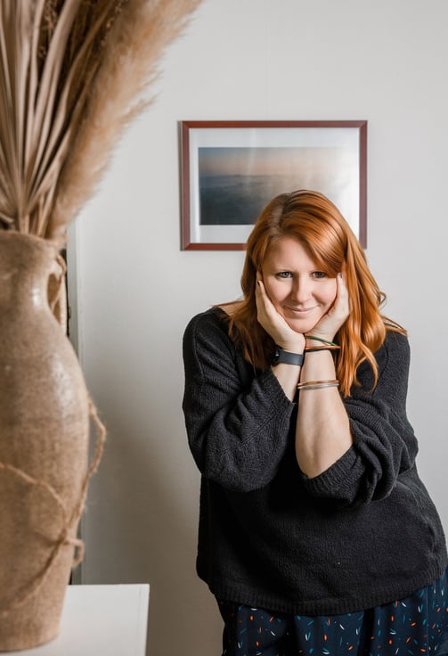 Portrait d'une femme rousse pour une séance photo institutionnelle