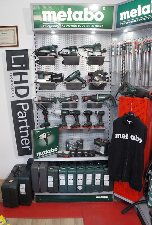 Scaffale con elettroutensili marca metabo