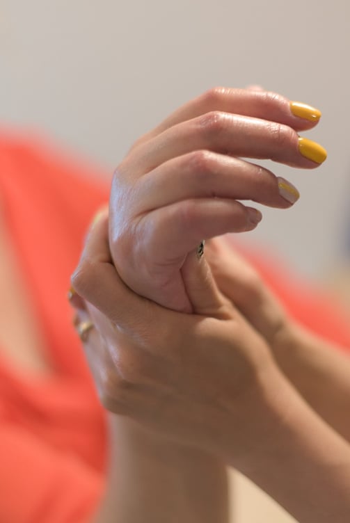 Massage relaxant des mains pour une pause bien-être à Sauvian