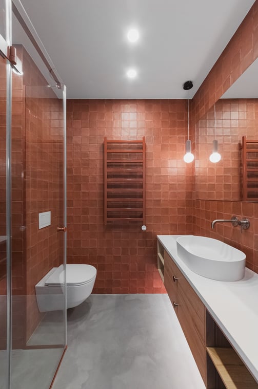 Keramikos studijos vonios kambario interjeras