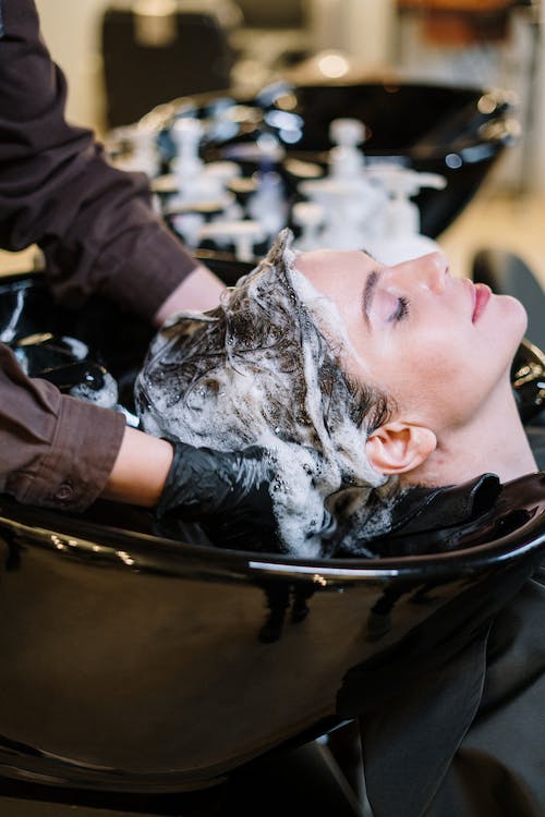Maquiagem Profissional: Além de suas habilidades como cabeleireira e extensionista, Amanda Amorim maquiadora profissional.