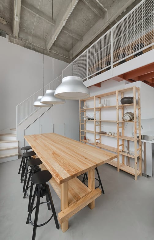 Medžio masyvo stalas