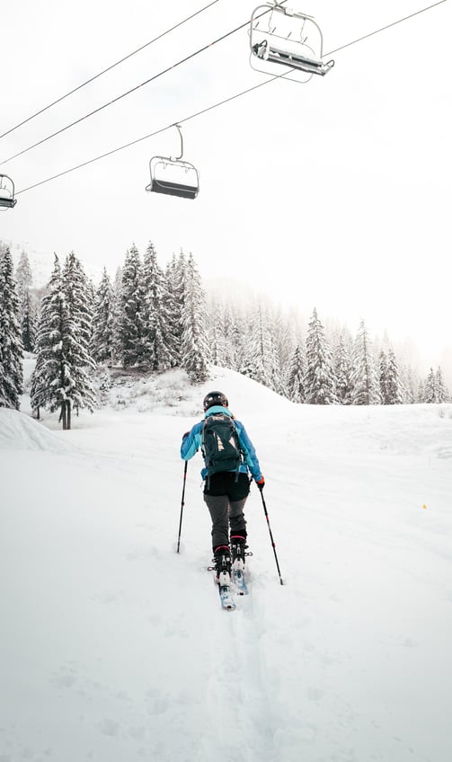 femme pratiquant le ski de randonnée
