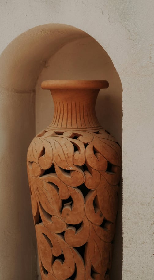 Vase en argile sculpté, symbole d’ancrage, d’élégance naturelle et de contenance énergétique