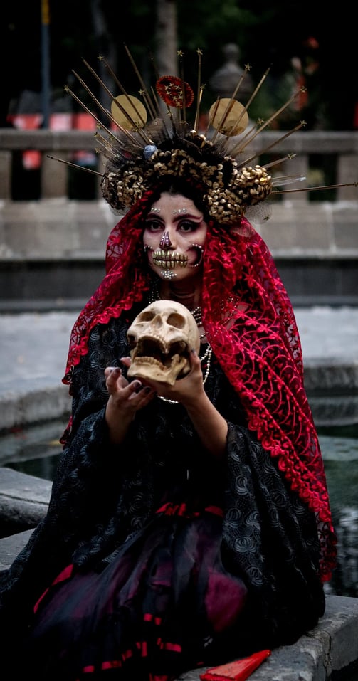 Festa alegre do Dia dos Mortos com participantes vestidos como caveiras.