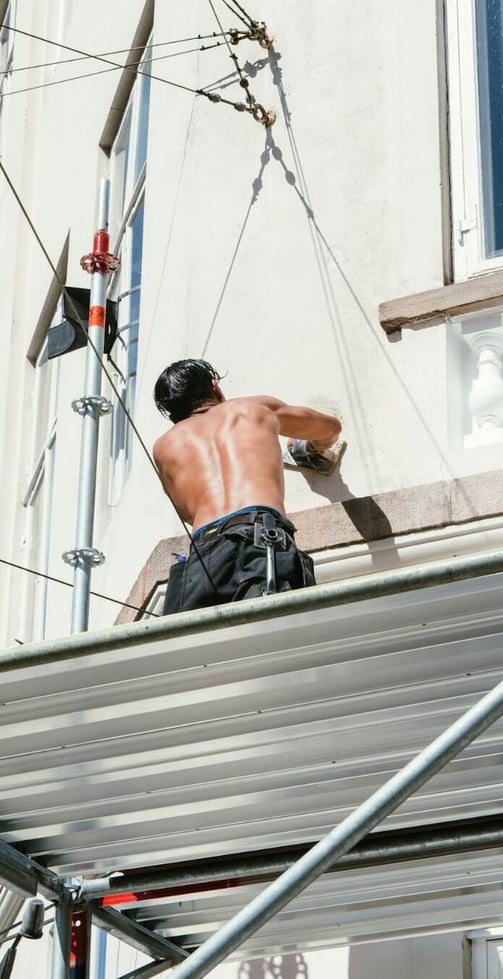 imbianchino di equipe home che dipinge la facciata di un edificio a Venezia