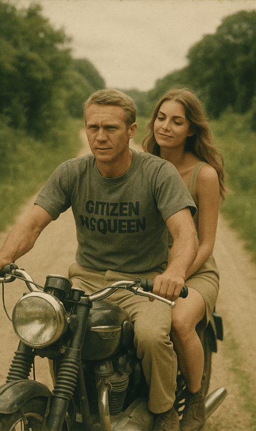 Un couple en balade sur une route de campagne en moto pour la journée mondiale.