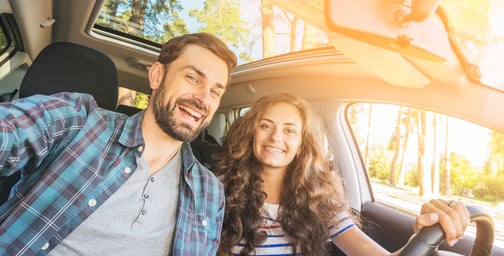 Pareja en automóvil - SOAP 2025 Gratis