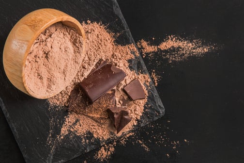 Cacau em pó e chocolate em barra