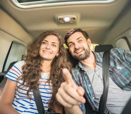 familia joven en automóvil