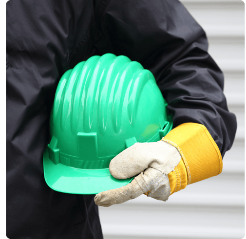 Técnico ou engenheiro de segurança do trabalho segurando capacete.