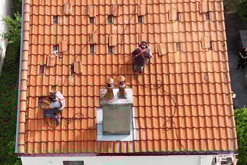 Installation de panneaux solaires sur un toit dans le puy de dôme 