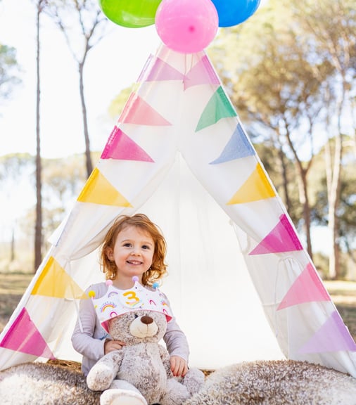 Nena de 3 anys celebrant el seu aniversari en una sessió de fotos amb decorat personalitzat exterior