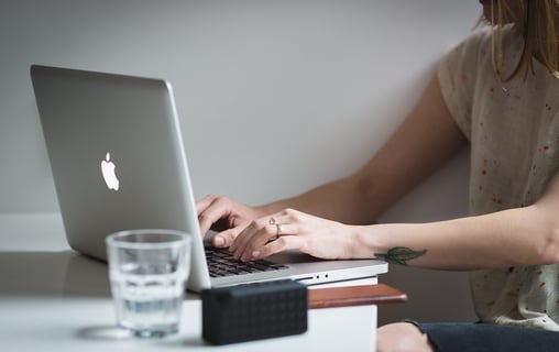 Foto penulis disertasi depan laptop (oleh: StockSnap dari Pixabay)