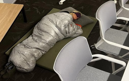 elon musk durmiendo en la oficina