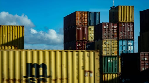 CONTAINERS EMPILHADOS A VENDA