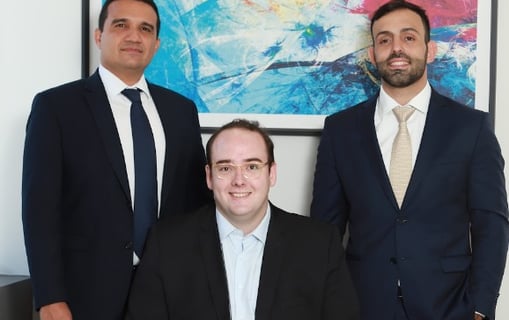 Imagem dos sócios OES Advogados