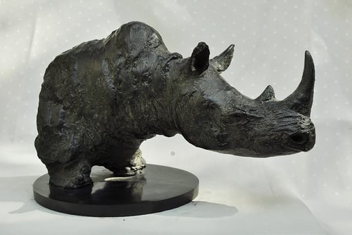 Oeuvre d'art tête de Rhinocéros en bronze par artiste animalier