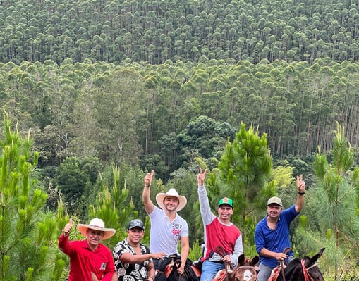Personas dando un paseo a caballo por las montañas del lago calima