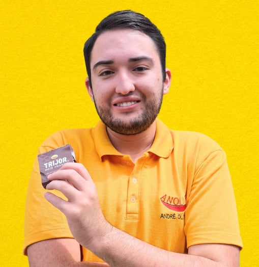 a andre oliveira in a yellow shirt Anolive holding a chocolate