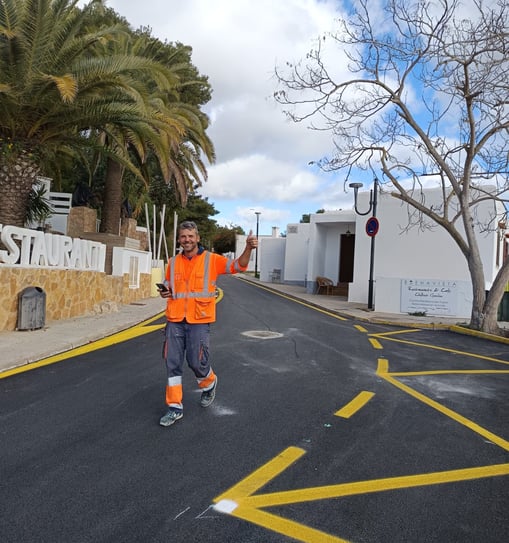 Delimitación de zona de no estacionamiento con pintura vial amarilla