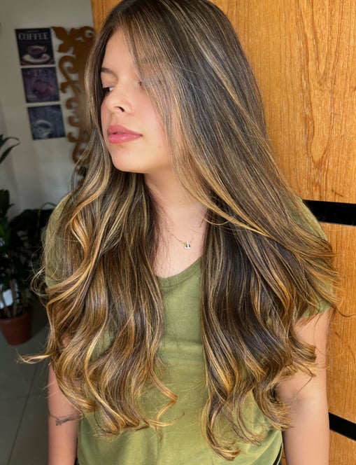 Mechas perfeitamente iluminadas na técnica Morena Iluminada.