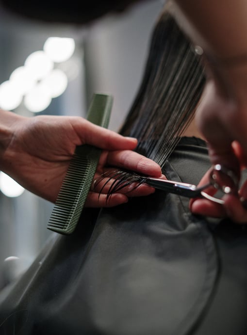 Maquiagem Profissional: Além de suas habilidades como cabeleireira e extensionista, Amanda Amorim maquiadora profissional.