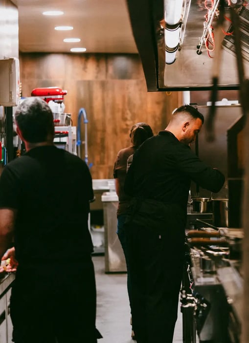 Cocineros trabajando en la cocina de Es Mestral en ses Salines