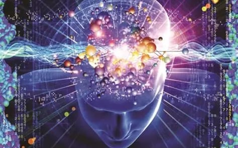 Visage humain violet vu de dessus laisse apparaître par transparence un cerveau en ébulition