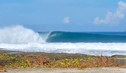 Perfect barreling wave in front of Afulu Surf Resort