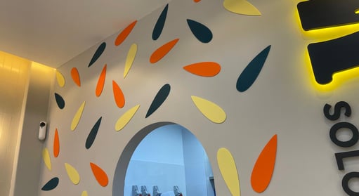 Proyecto personalizado para decoración ofreciendo una solución sin dañar la pared