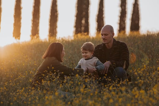 donna-uomo-e-bambino-in-un-campo-di-fiori