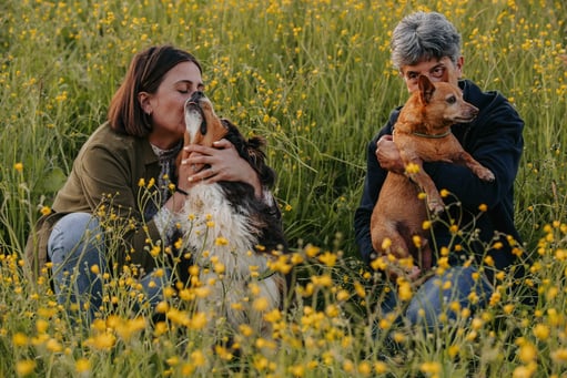 due-donne-che-baciano-due-cani