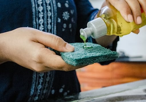 Quanto economizo se comprar detergente em embalagens econômicas e dispenser?