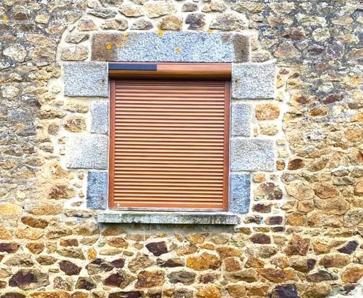 la maison ancienne avec des volets solaires