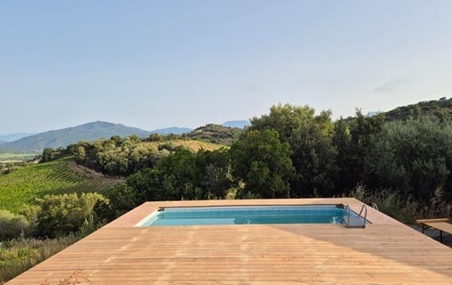 a pool with a wooden deck and a wooden deck, bois douglas, terrasses, pergolas, carport, cloture