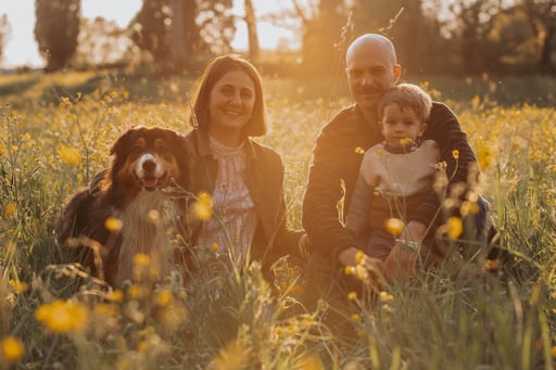cane-donna-uomo-e-bambino-al-tramonto