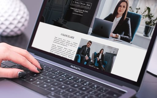 Strona wizytówka dla małej firmy wyświetlona na laptopie i smartfonie