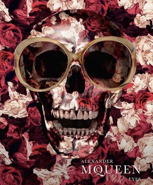 Lenço 'Skull Scarf' de Alexander McQueen com estampa de caveiras icônicas.