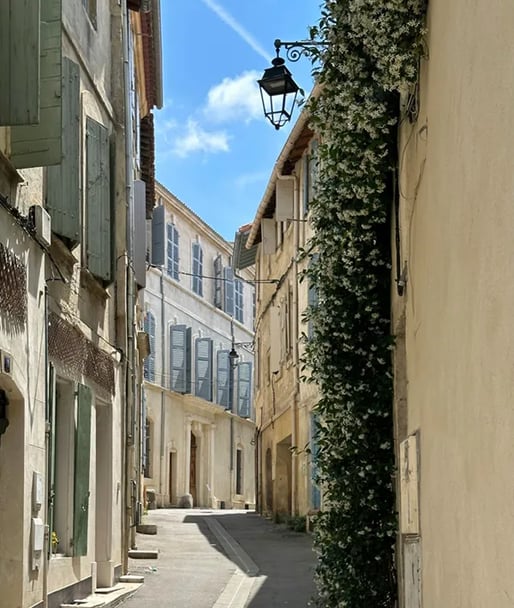 rue ensoleillée de saint-rémy-de-provence