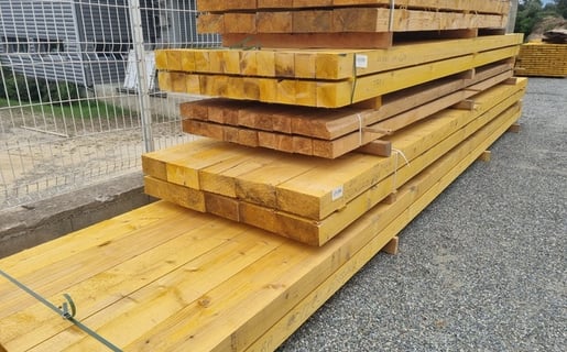 a stack of wooden planks in a yard, bois de charpente, section standard, bastaing, madrier, poutre