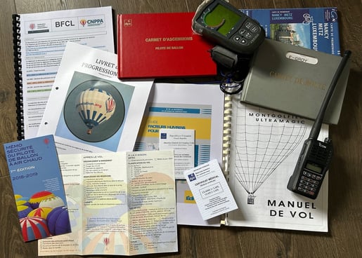 Documents et accessoires pour formation pilote montgolfière, carnets de vol radio VHF altimètre