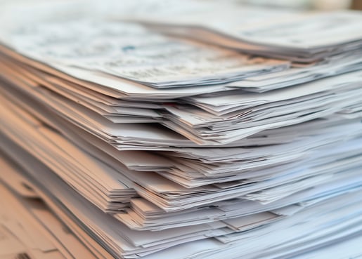 Pilha de documentos, representando registro detalhado e padronização de processos operacionais.