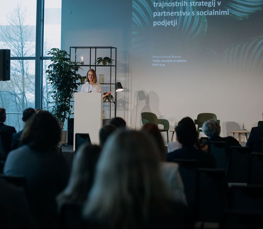 Polona Hrovat Mavsar speaking at a CER conference of Sustainability management