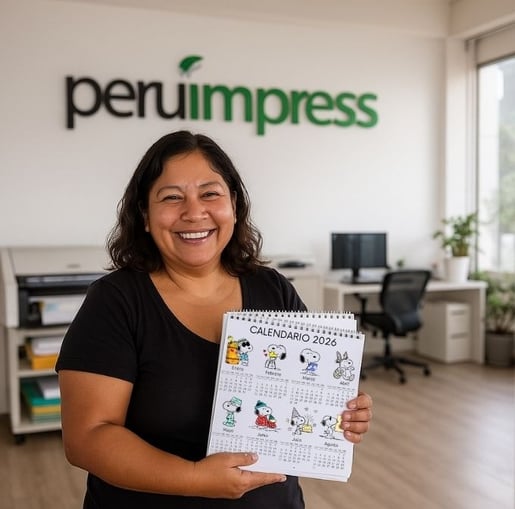 Calendario de escritorio personalizado 2026 con logo de empresa en oficina moderna de Lima, Perú